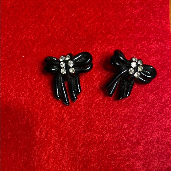 Black Art Deco Bow Design Earrings - Picture 4 of 12
